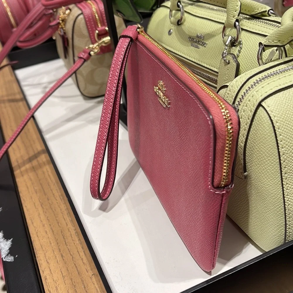 Coach Large Corner Zip Wristlet IM/Rouge